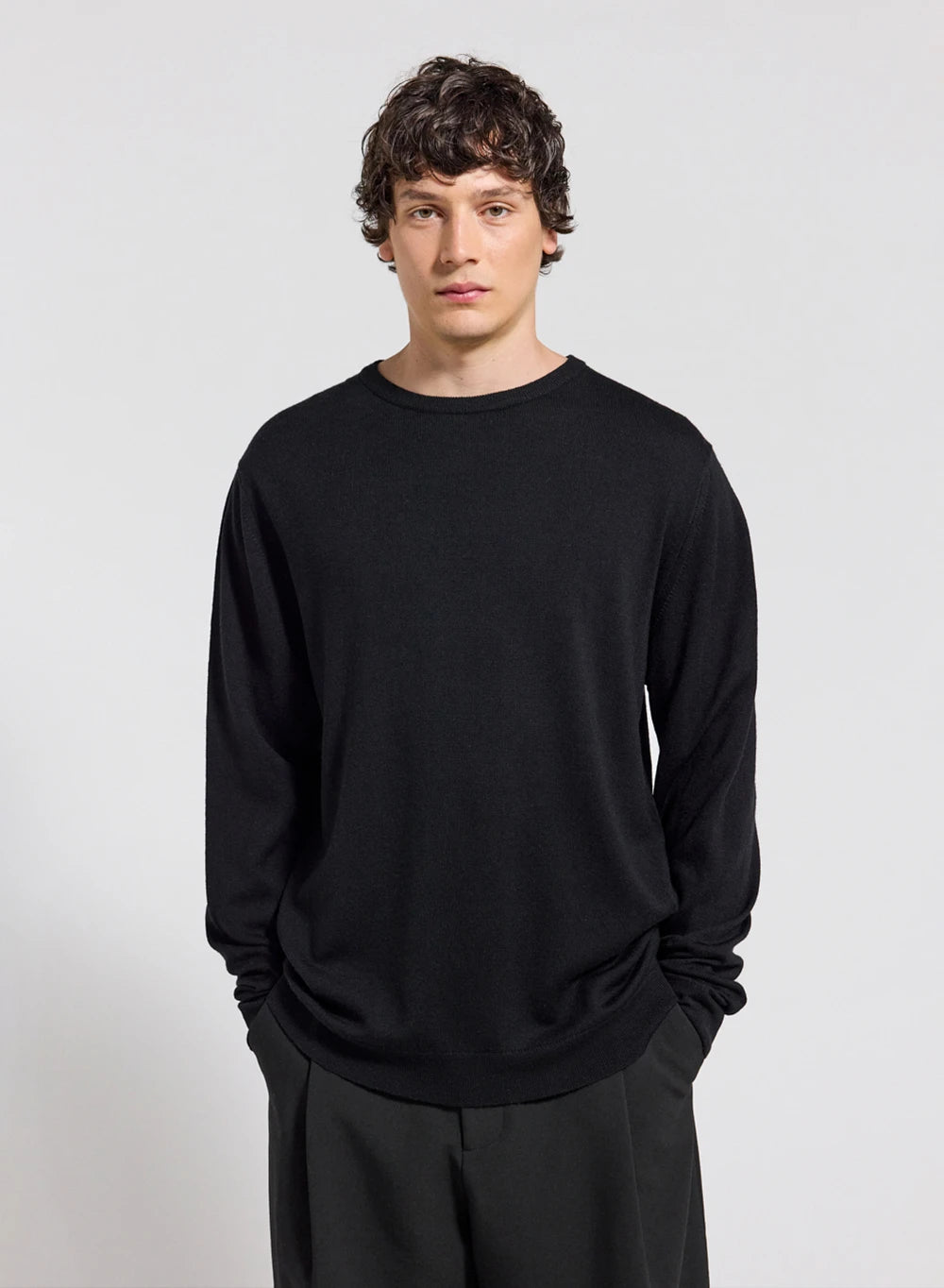 Pull fin col rond en laine mérinos homme Omhet noir-1