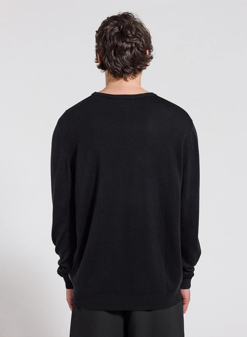 Pull fin col rond en laine mérinos homme Omhet noir