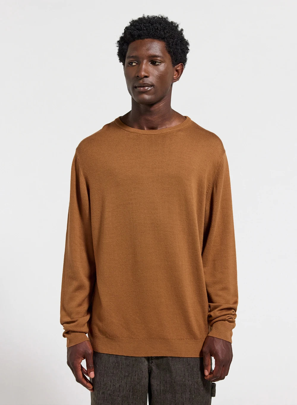 Pull fin col rond en laine mérinos homme Omhet marron