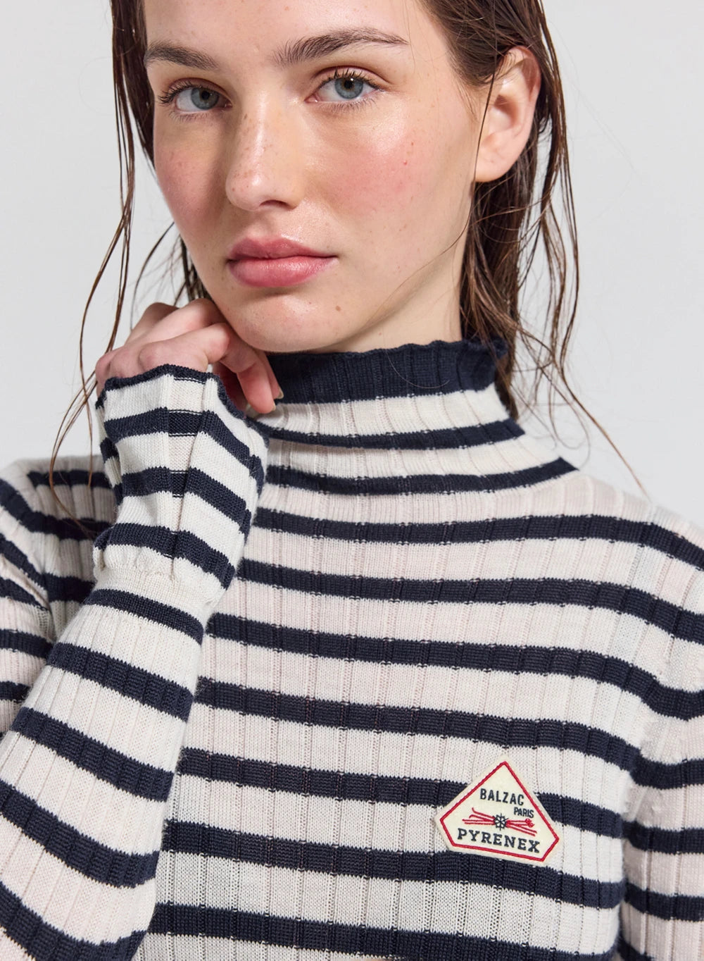 Pull col roulé femme Pyrenex x Balzac Anouk à rayures beige et bleu marine