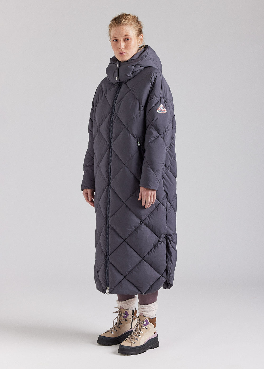 Langer Damenmantel aus Naturdaunen Pyrenex Adele Coat grau-1