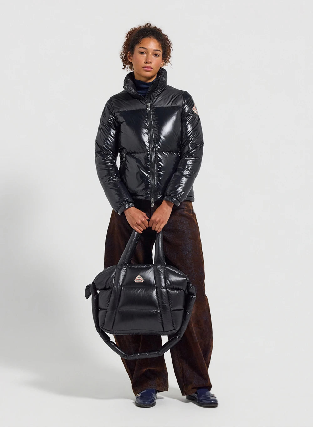 Doudoune courte et brillante pour femme Pyrenex Goldin noire-2