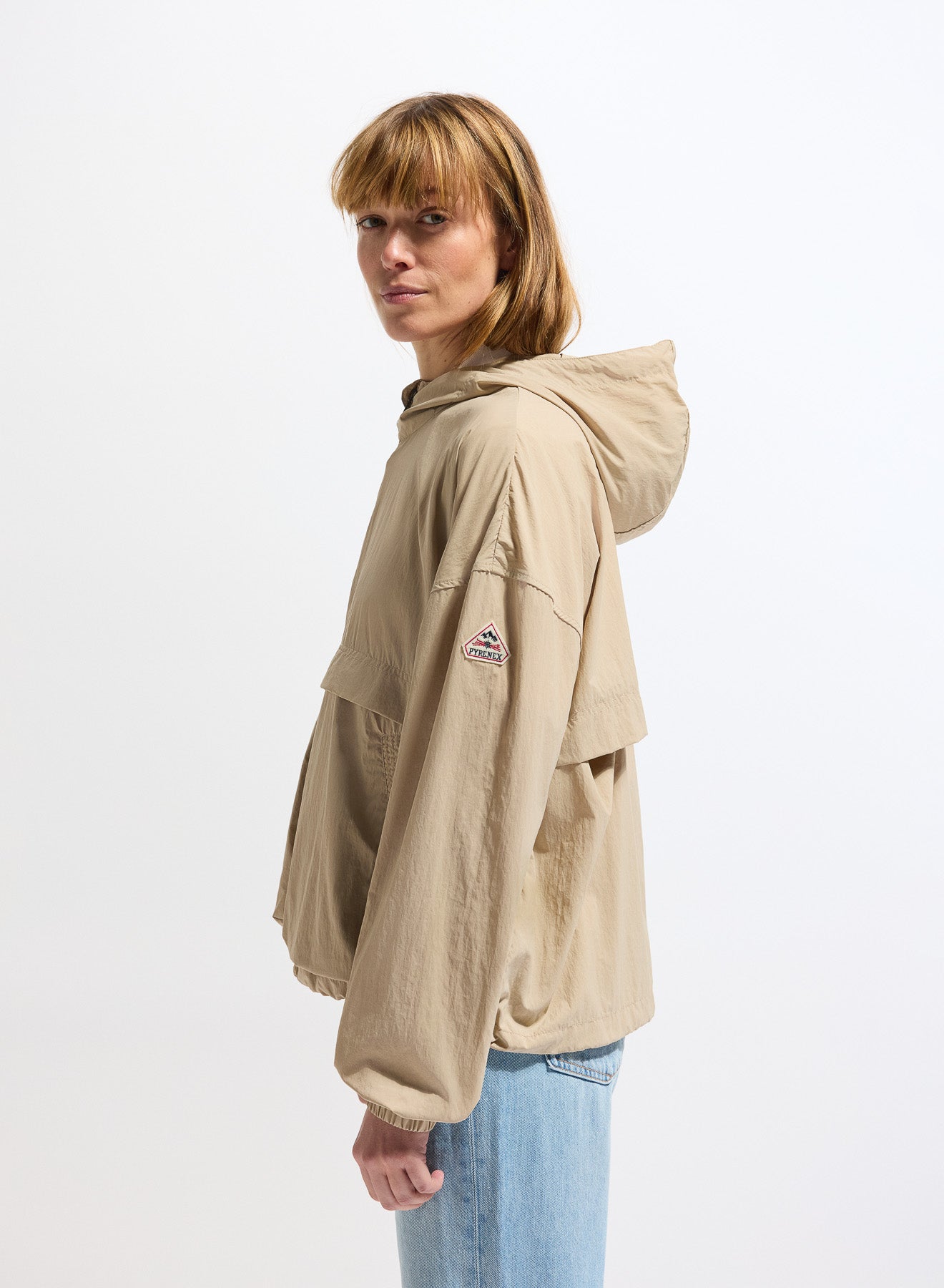 Coupe-vent court femme en tissu recyclé Pyrenex Yoko taupe