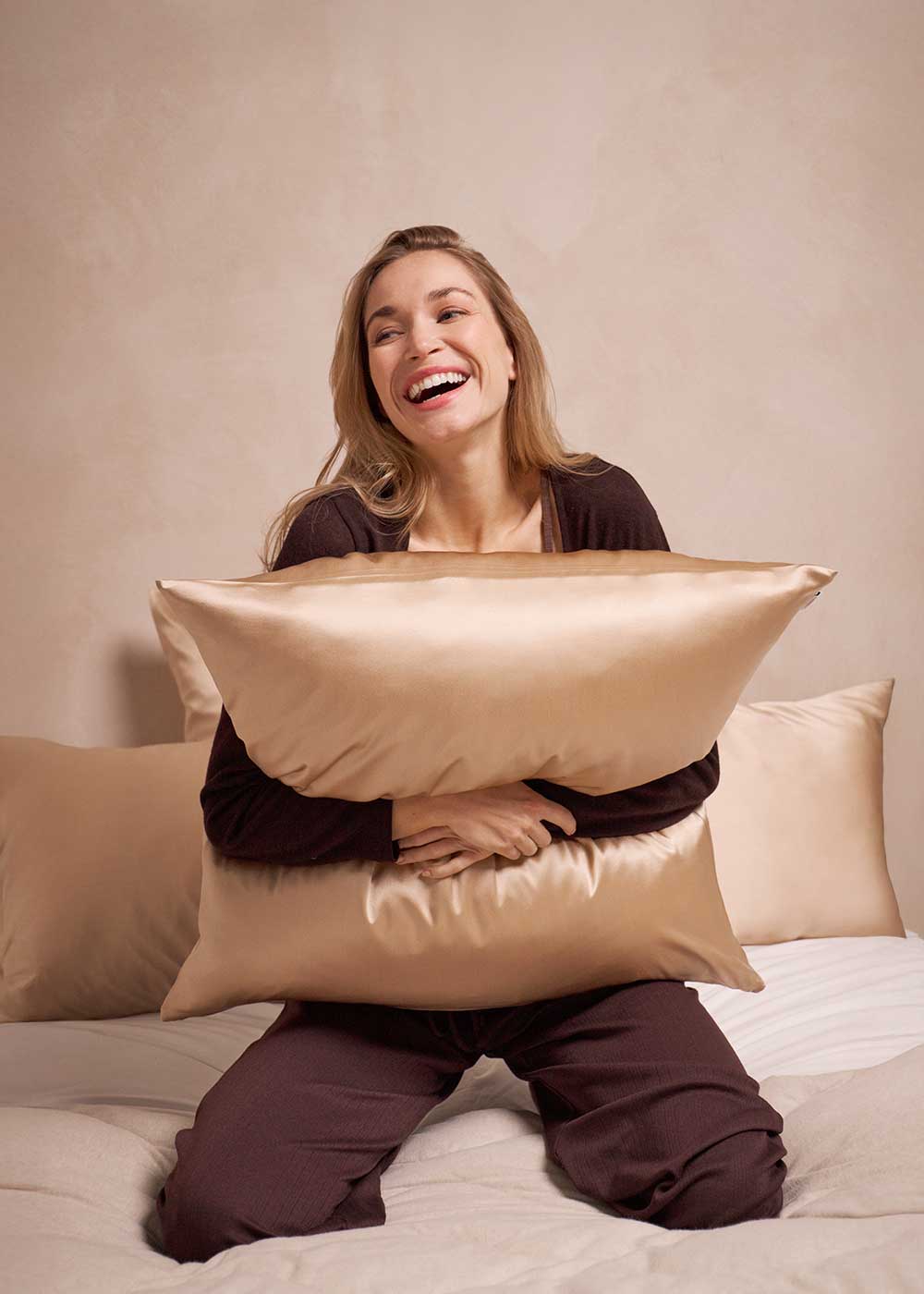 Kissenbezug aus taupefarbener Seide-1