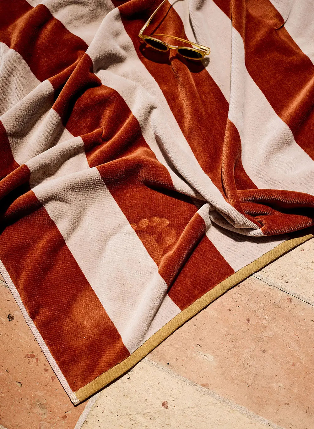 Serviette de plage Sora 100% coton rayures tissées terracotta