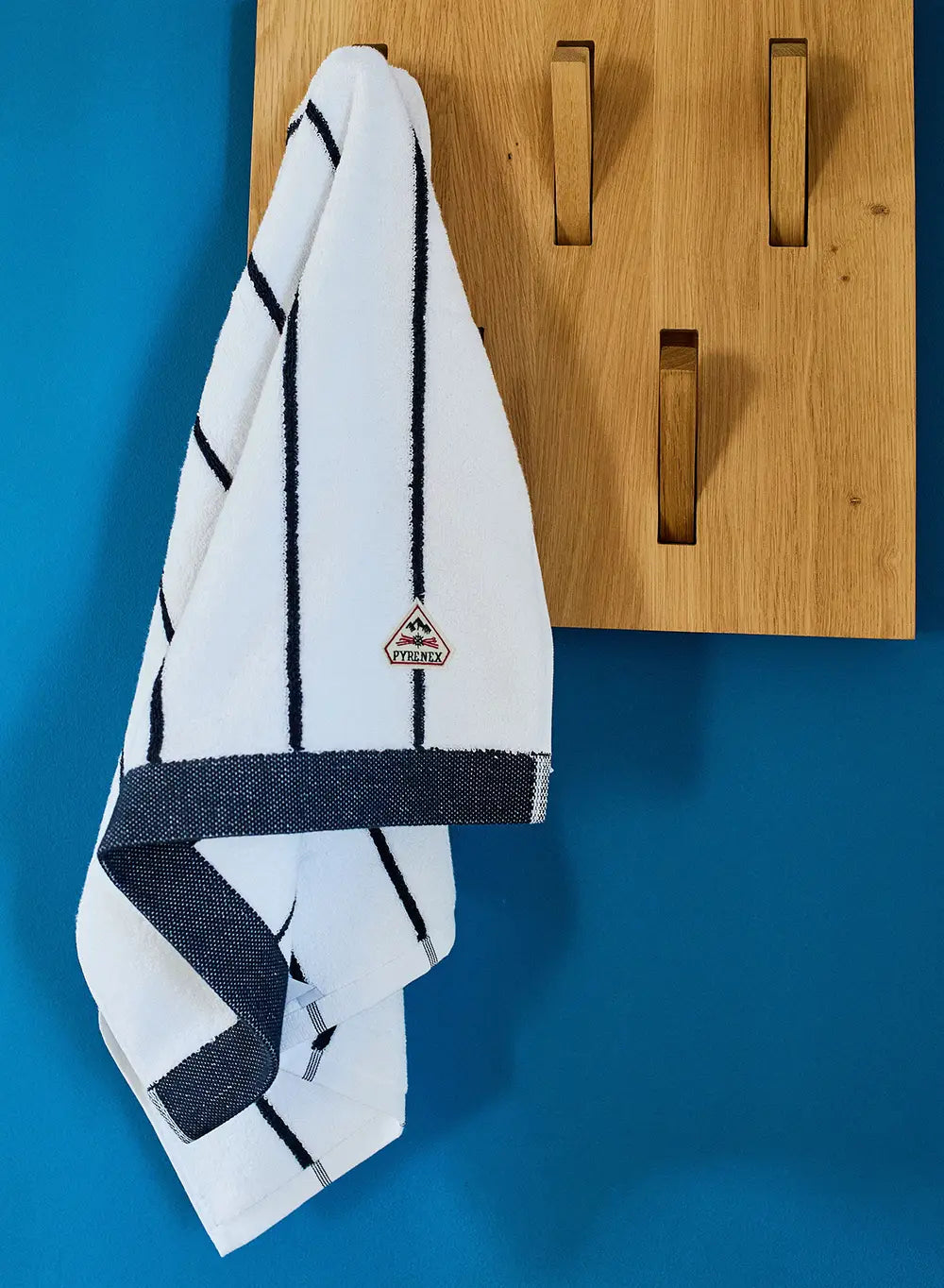 Serviette de toilette bleu foncé Yumi rayée