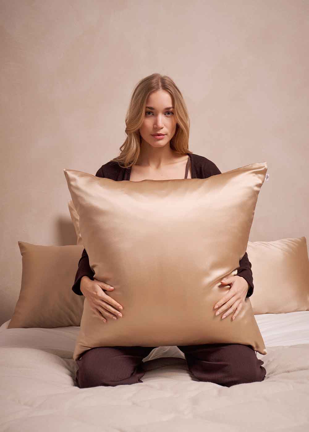 Kissenbezug aus taupefarbener Seide-8