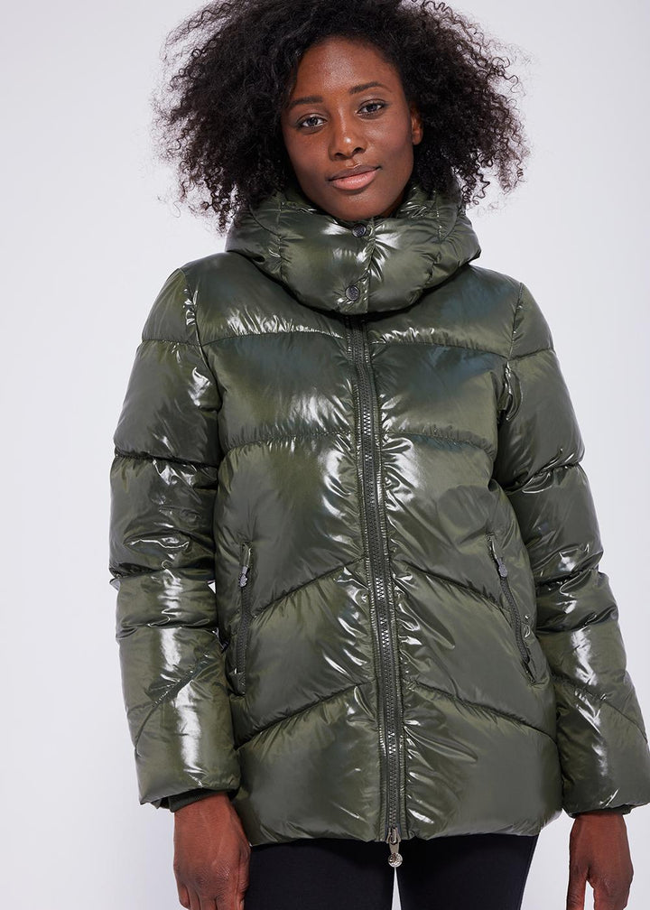 Glänzende Daunenjacke für Damen von Pyrenex Galactic mit Kapuze. Tiefes Khaki