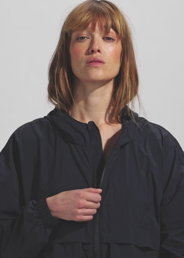 Coupe-vent court femme en tissu recyclé Pyrenex Yoko bleu foncé