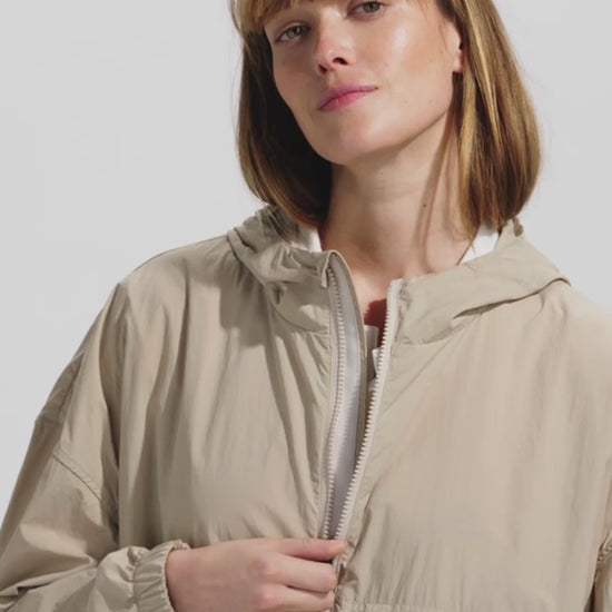 Coupe-vent court femme en tissu recyclé Pyrenex Yoko taupe